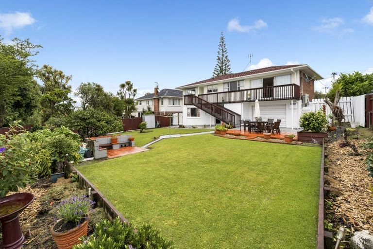 Photo of property in 8 Fowey Avenue, Te Atatu South, Auckland, 0610