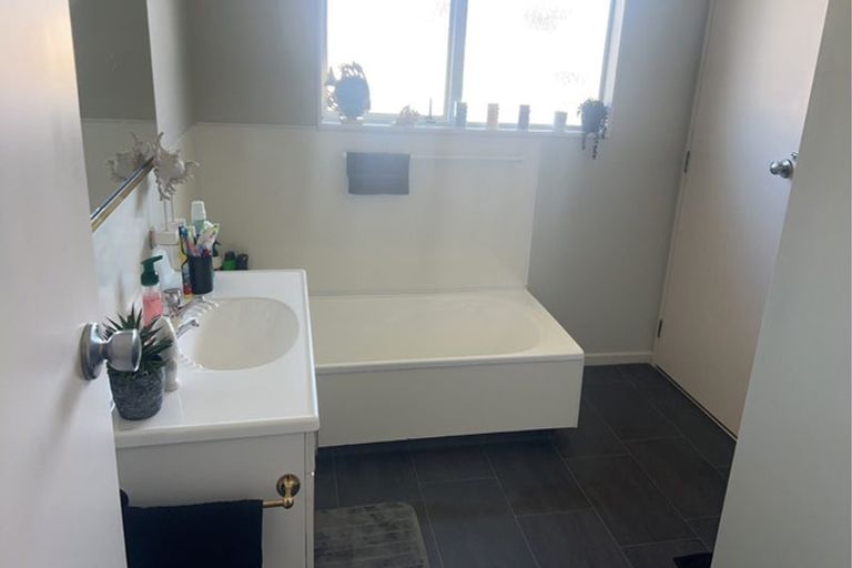 Photo of property in 2 Winslow Place, Levin, 5510