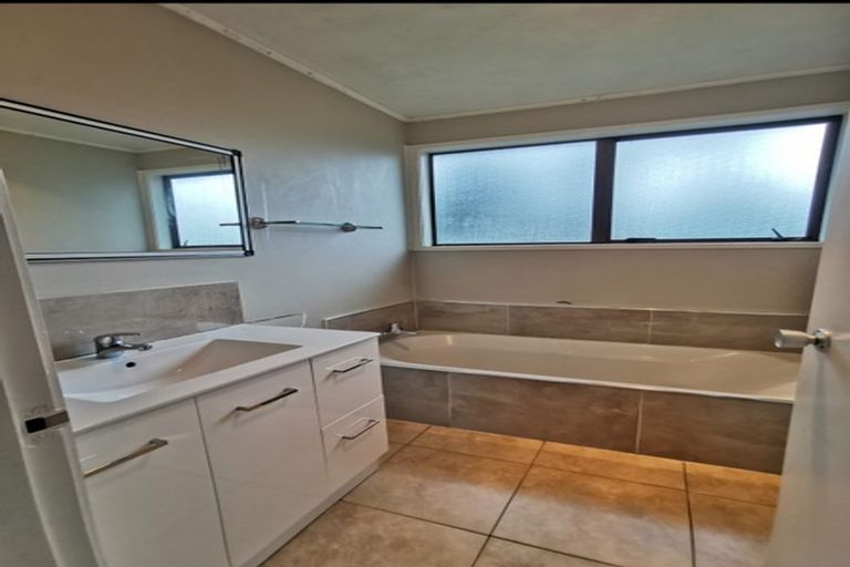 Photo of property in 7 Poinsettia Place, Henderson, Auckland, 0610