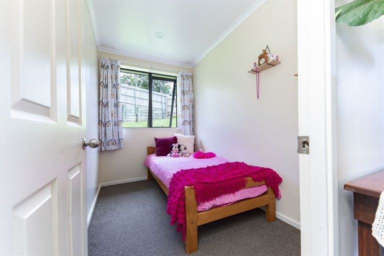 Photo of property in 22 Piriti Place, Weymouth, Auckland, 2103