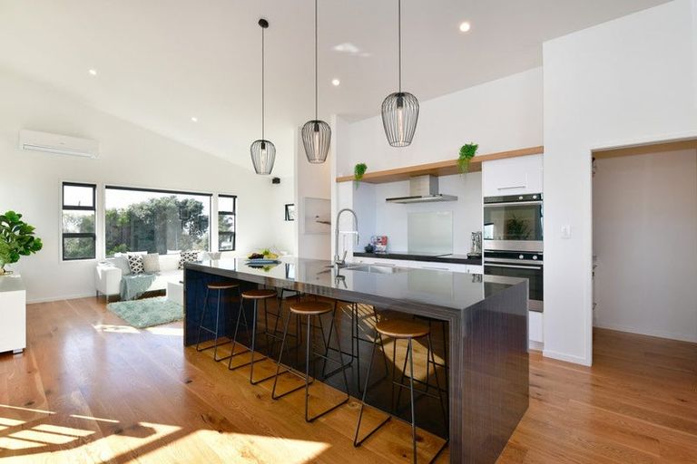 Photo of property in 25 Roberts Road, Matakatia, Whangaparaoa, 0930