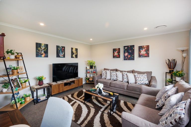 Photo of property in 71 Johnstone Drive, Fitzherbert, Palmerston North, 4410