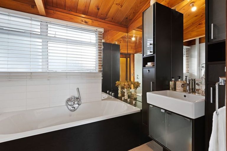 Photo of property in 2 Dunraven Place, Torbay, Auckland, 0630