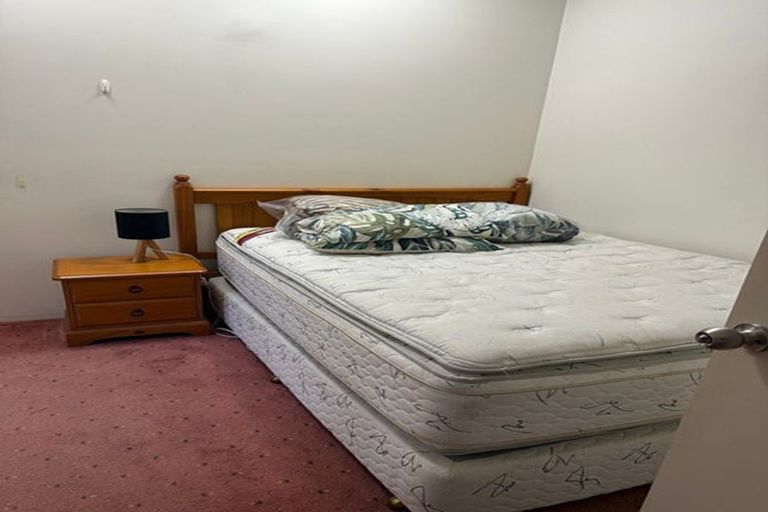 Photo of property in 2 Mediterranean Way, Goodwood Heights, Auckland, 2105