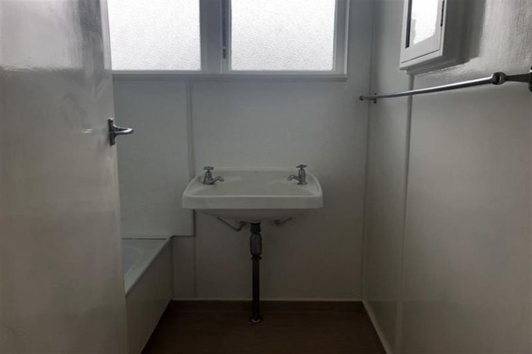 Photo of property in 9 Karaka Street, Merrilands, New Plymouth, 4312