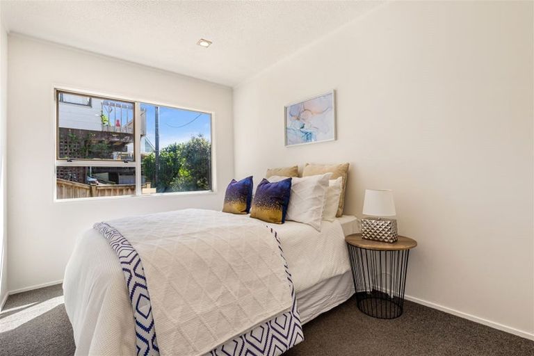 Photo of property in 2/595 Glenfield Road, Totara Vale, Auckland, 0629