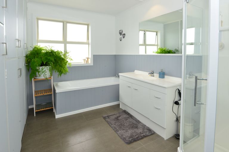 Photo of property in 7 Kaipara Lake Road, South Head, Helensville, 0874