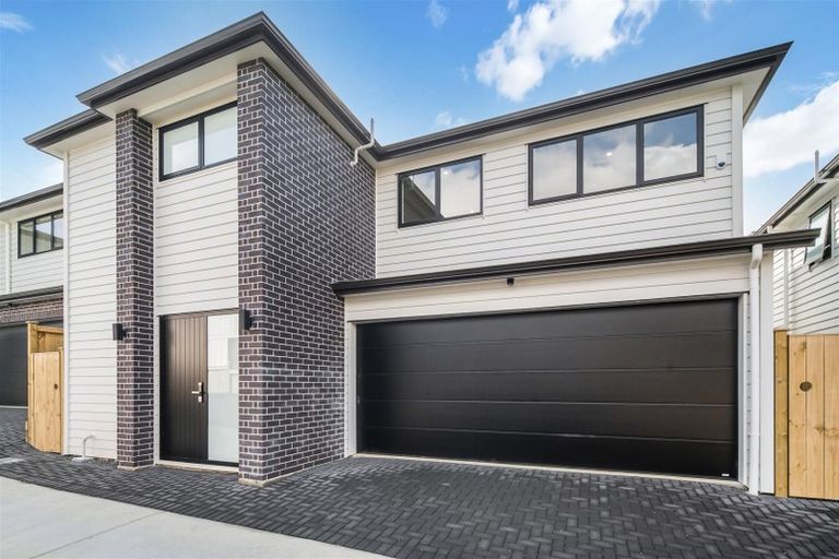 Photo of property in 76a Botany Road, Botany Downs, Auckland, 2010