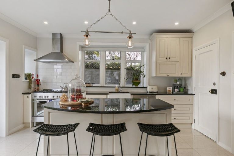 Photo of property in 323 The Terrace, Te Aro, Wellington, 6011