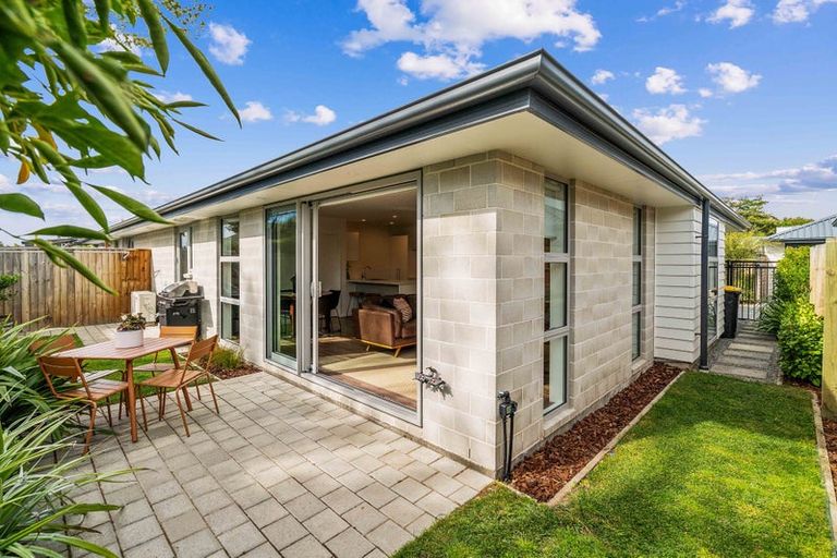 Photo of property in 2/3 Nyoli Street, Northcote, Christchurch, 8052
