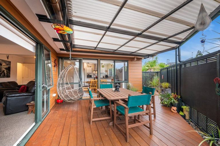 Photo of property in 17 Ryehill Close, New Lynn, Auckland, 0600