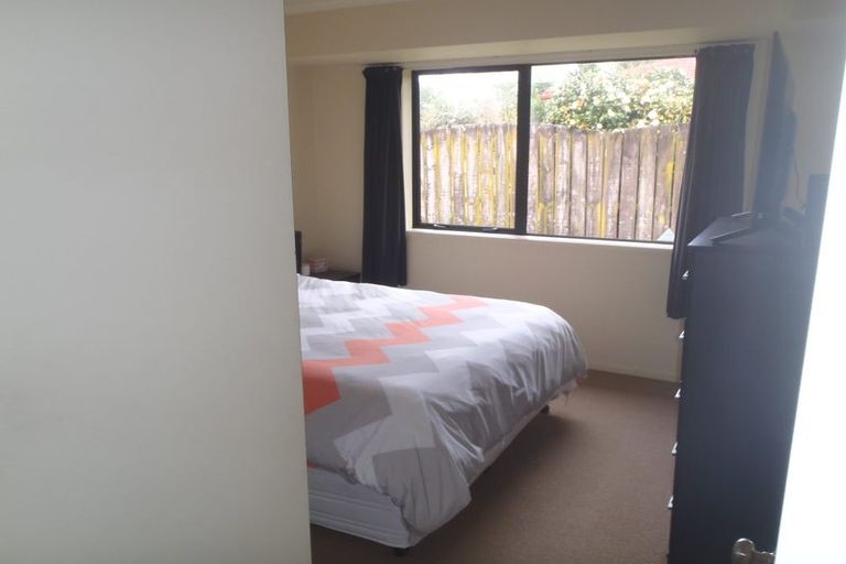 Photo of property in 8a Evanda Crescent, Conifer Grove, Takanini, 2112