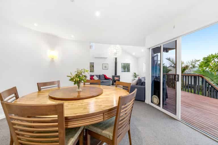 Photo of property in 18 Marina View Drive, West Harbour, Auckland, 0618