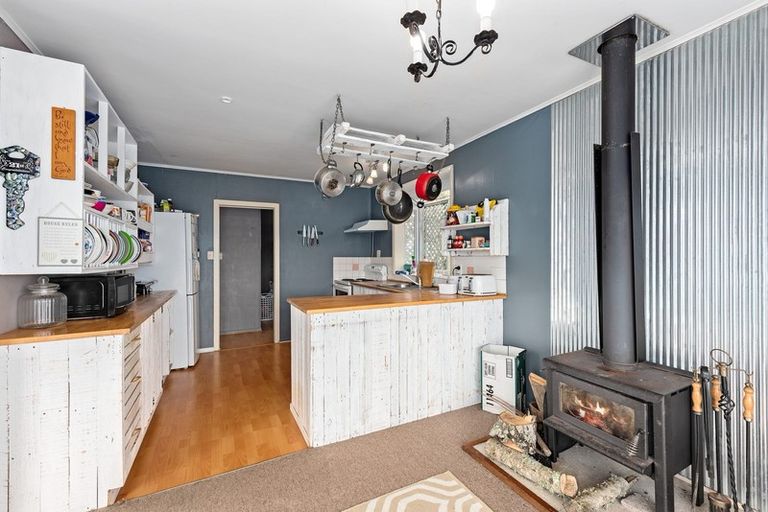 Photo of property in 32 Castle Crescent, Stokes Valley, Lower Hutt, 5019