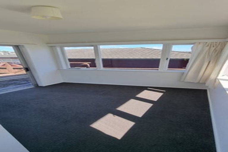 Photo of property in 2/52 College Road, Northcote, Auckland, 0627