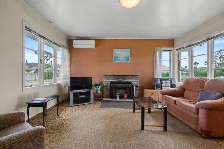 Photo of property in 9 Durham Street, Te Atatu Peninsula, Auckland, 0610