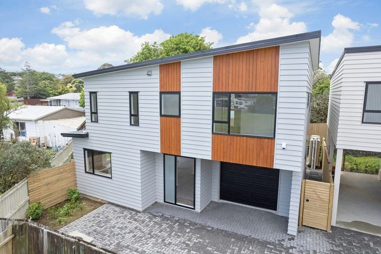 Photo of property in 43d Fitzherbert Avenue, West Harbour, Auckland, 0618