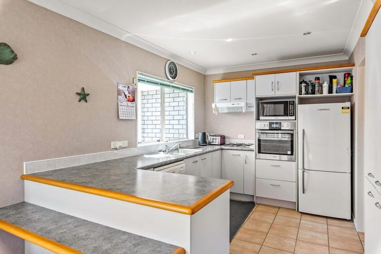 Photo of property in 28 Realm Drive, Paraparaumu, 5032