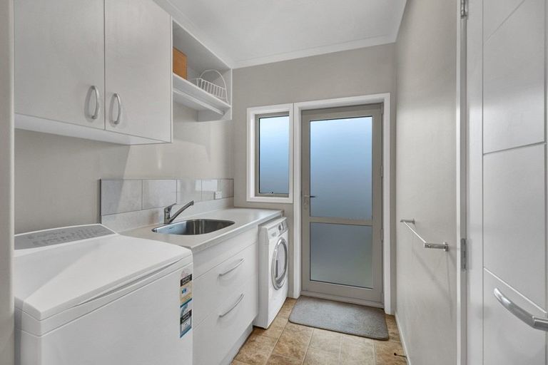 Photo of property in 2 Manurau Crescent, Merrilands, New Plymouth, 4312