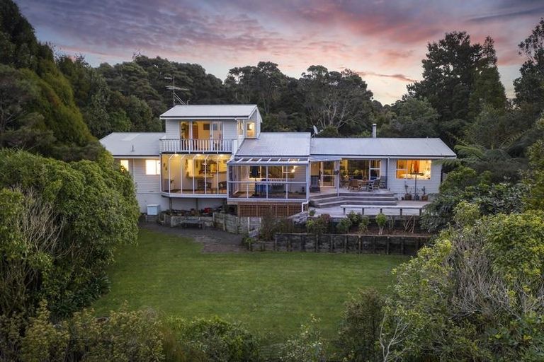 Photo of property in 51 Turanga Road, Henderson Valley, Auckland, 0612