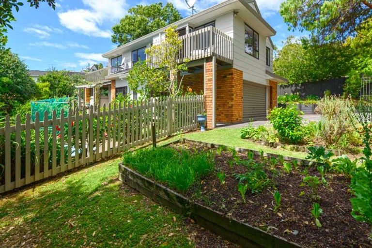 Photo of property in 1 Kallista Place, Browns Bay, Auckland, 0630