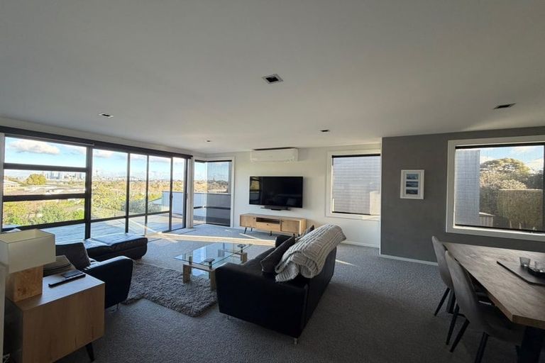 Photo of property in 100a Lake Road, Northcote, Auckland, 0627