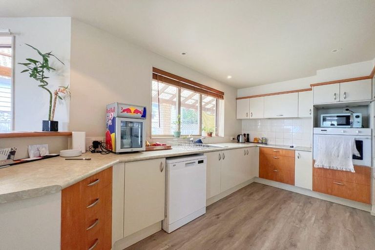 Photo of property in 2/15 Stoneleigh Court, Sunnynook, Auckland, 0632