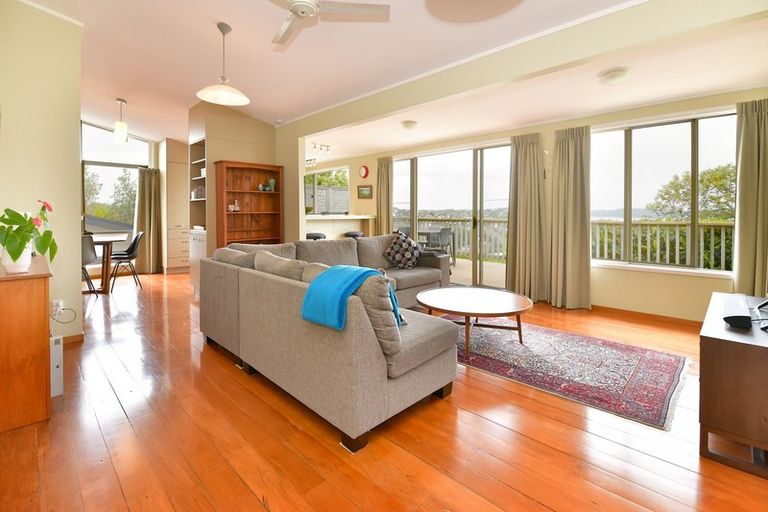 Photo of property in 10 Totara Road, Stanmore Bay, Whangaparaoa, 0932