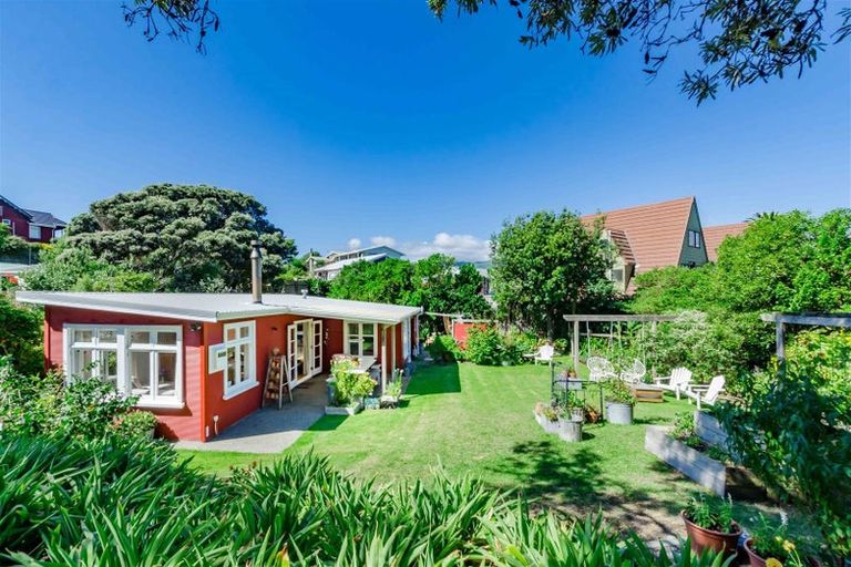 Photo of property in 42 Field Way, Waikanae Beach, Waikanae, 5036