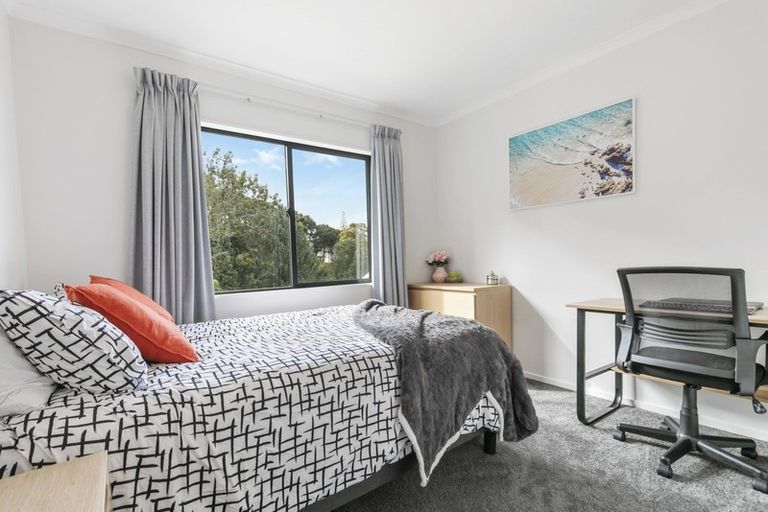 Photo of property in 2/13 Noeleen Street, Glenfield, Auckland, 0629