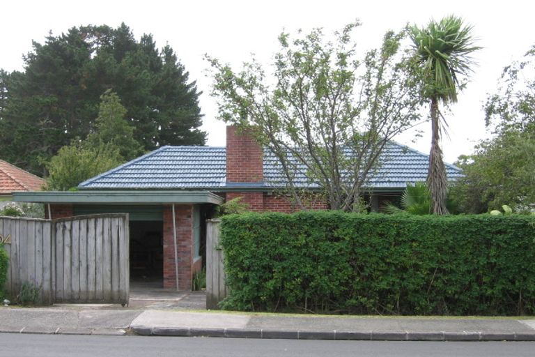 Photo of property in 2/204 Beach Haven Road, Beach Haven, Auckland, 0626