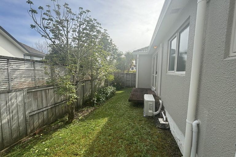 Photo of property in 22 Te Hoe Grove, Pinehill, Auckland, 0632
