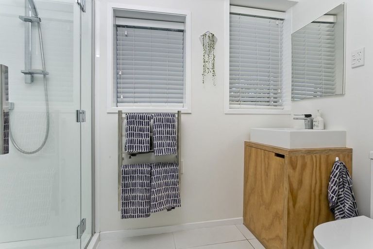 Photo of property in 2/949 Beach Road, Torbay, Auckland, 0630