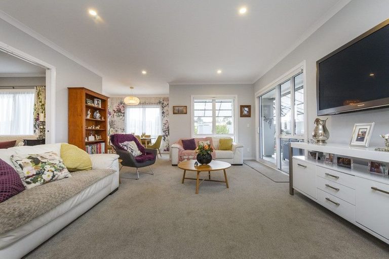 Photo of property in 124 Johnstone Drive, Fitzherbert, Palmerston North, 4410