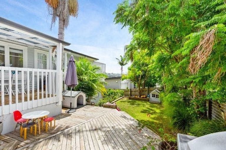 Photo of property in 46 Renata Crescent, Te Atatu Peninsula, Auckland, 0610