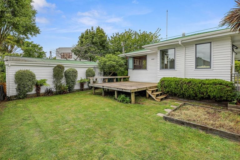 Photo of property in 2 Gradwell Place, Two Mile Bay, Taupo, 3330