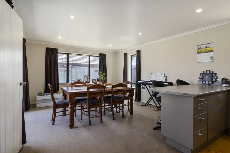 Photo of property in 33 Geneva Terrace, Kelvin Grove, Palmerston North, 4414