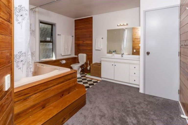 Photo of property in 1 Naviti Place, Browns Bay, Auckland, 0630