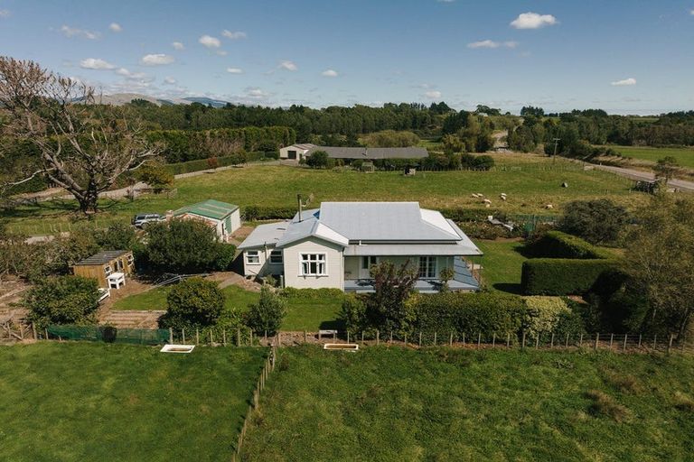 Photo of property in 40 Turitea Road, Fitzherbert, Palmerston North, 4472