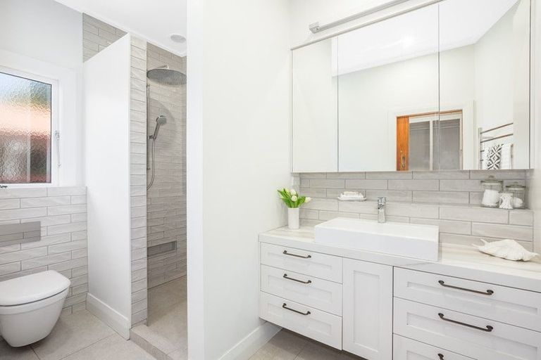 Photo of property in 49 Oroua Street, Eastbourne, Lower Hutt, 5013