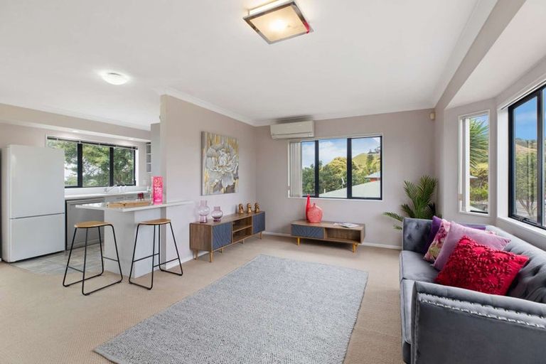 Photo of property in 5 Hocken Place, Mangere Bridge, Auckland, 2022