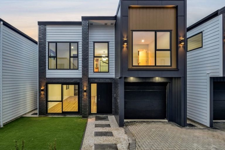 Photo of property in 106b Edgewater Drive, Pakuranga, Auckland, 2010