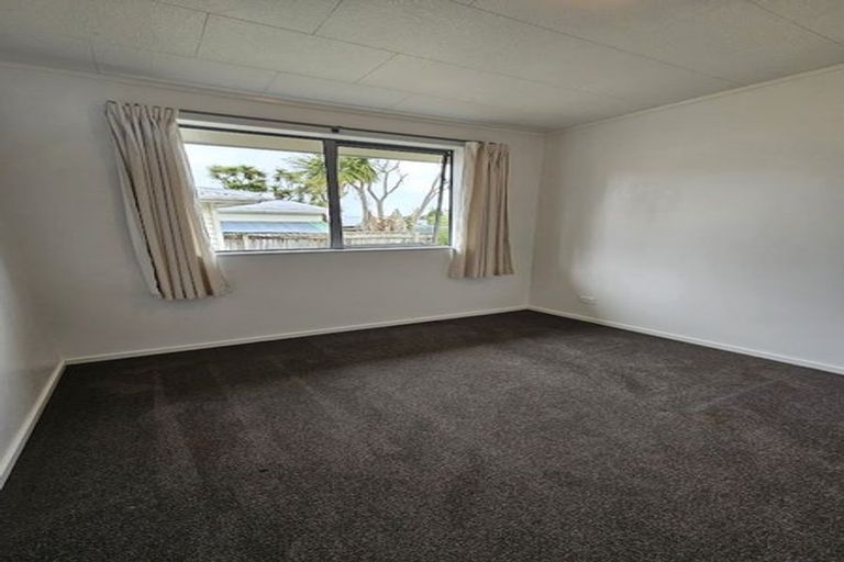 Photo of property in 71 Queenwood Road, Levin, 5510