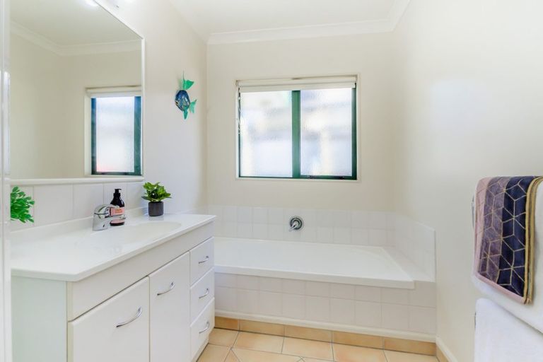 Photo of property in 2 Millennium Hill, Paraparaumu, 5032