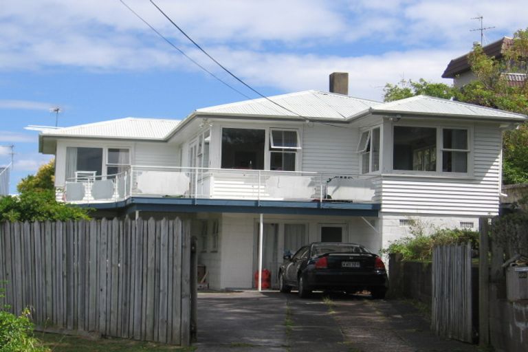 Photo of property in 68 Lyons Avenue, Murrays Bay, Auckland, 0630