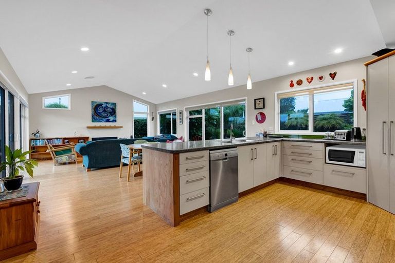 Photo of property in 74 Wairau Road, Oakura, 4314