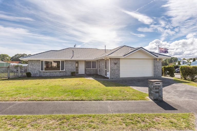 Photo of property in 28 Realm Drive, Paraparaumu, 5032