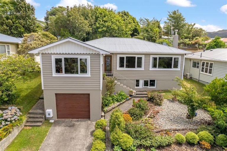 Photo of property in 76 Redwood Avenue, Tawa, Wellington, 5028