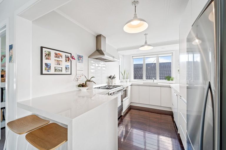 Photo of property in 2 Hardley Avenue, Tindalls Beach, Whangaparaoa, 0930