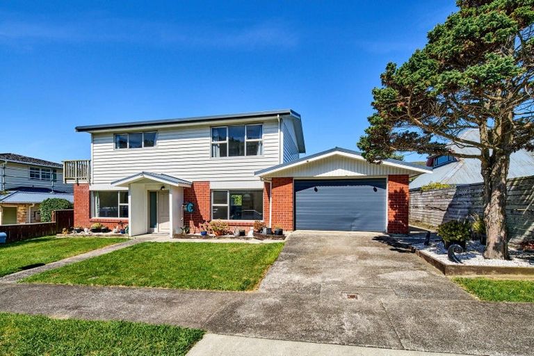 Photo of property in 17 Rembrandt Avenue, Tawa, Wellington, 5028
